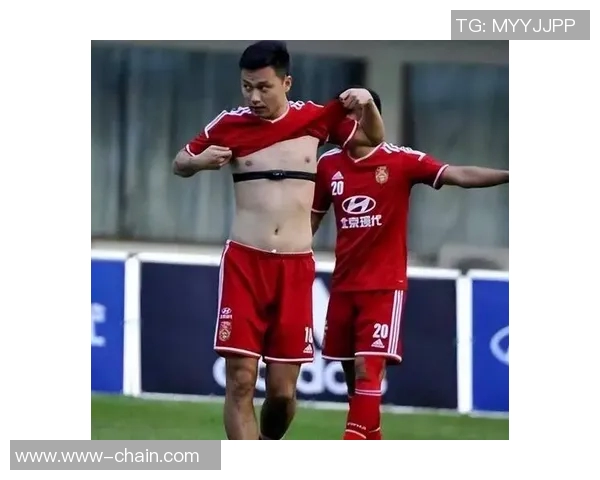 越南足球明星展现完美腹肌的精彩瞬间与训练秘笈分享